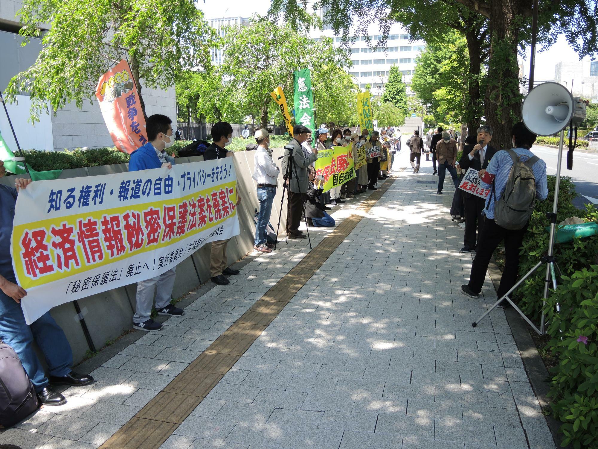 ５月10日、参院前での抗議集会（筆者撮影）