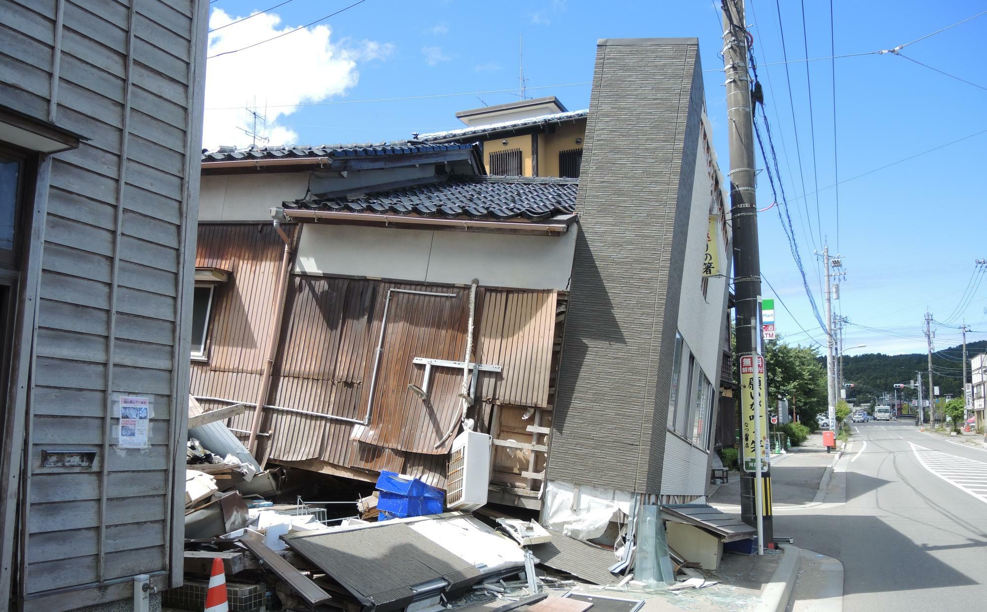 倒壊した輪島市の大下書店（筆者撮影）