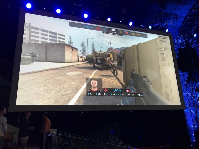 会場内の大きなモニターに対戦中のゲーム画面が映し出される。筆者撮影
