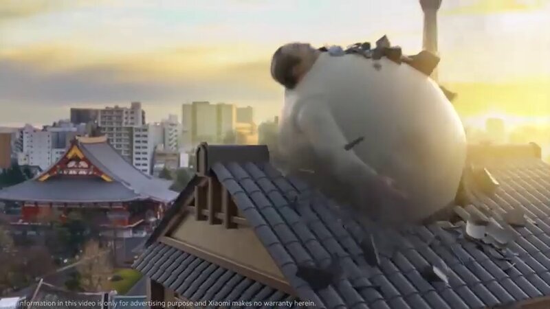 問題のシーン。日本家屋から出てきた太った男性(ファットマン)がこの後空へと上昇する。削除されたCMより。筆者キャプチャ