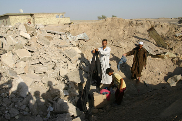 「アルカイダ拠点」として爆撃された民家。女性と子どもの服のみ発見。04年撮影