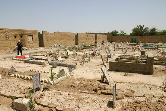 ファルージャではあまりに大勢の人々が殺されたためサッカー場も墓地とされた。