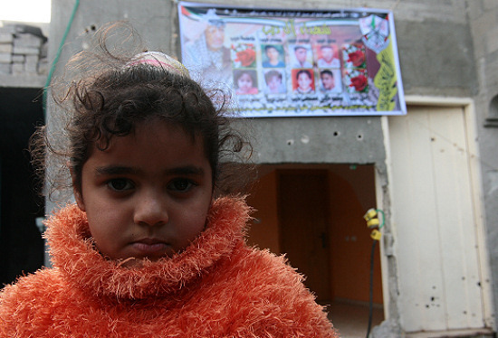 イスラエル軍に家を爆撃され、両親や兄弟・姉妹を失ったガザの少女