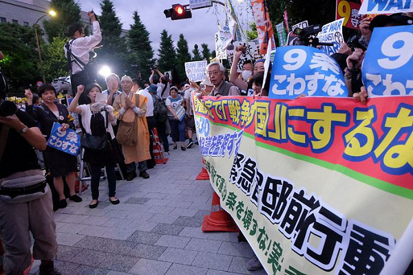 官邸前で閣議決定に抗議する人々