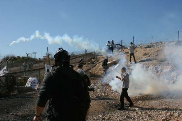 イスラエルの分離壁に土地を分断された西岸地区ビルイン村では毎週デモが行われる。