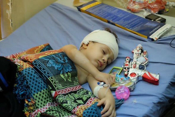 今夏のガザ攻撃で負傷したガザの子ども