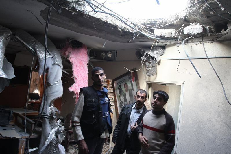 イスラエル軍に攻撃されたガザのプレスオフィス　現地メディア提供