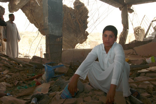 米軍に自宅を破壊されたと訴える親子。ラマディにて2009年撮影