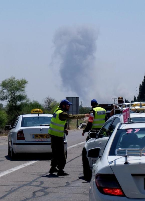 空爆下のガザへ向かう各国メディアの車。日本人の姿はほとんど無かった。2014年7月撮影