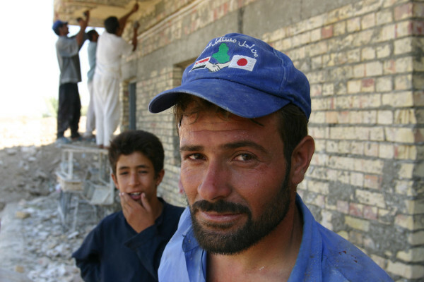 「自衛隊が修復している」という学校に行ってみたら、作業をしているのは自衛官ではなく、イラク人労働者達だった。しかも、資材が足りず、壁が崩れて子どもが怪我するかも、と現場の労働者達は懸念していた。2004年6月イラク南部サマワにて撮影
