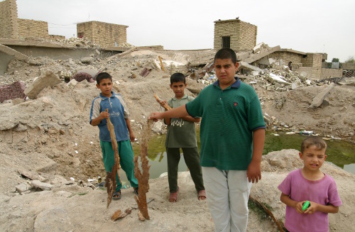 米軍の爆撃を受けたイラク西部ファルージャの民家。2004年筆者撮影