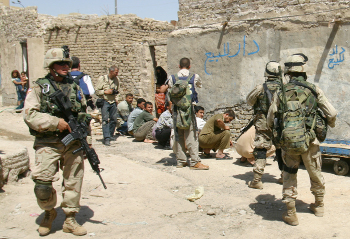 国際人道法違反をくりかえす米軍への支援が「平和的生存権」によるものとは無理がある。写真は、米軍への攻撃があった地域に住んでいる、というだけでイラクの一般市民を不当拘束する米軍兵士ら。筆者撮影