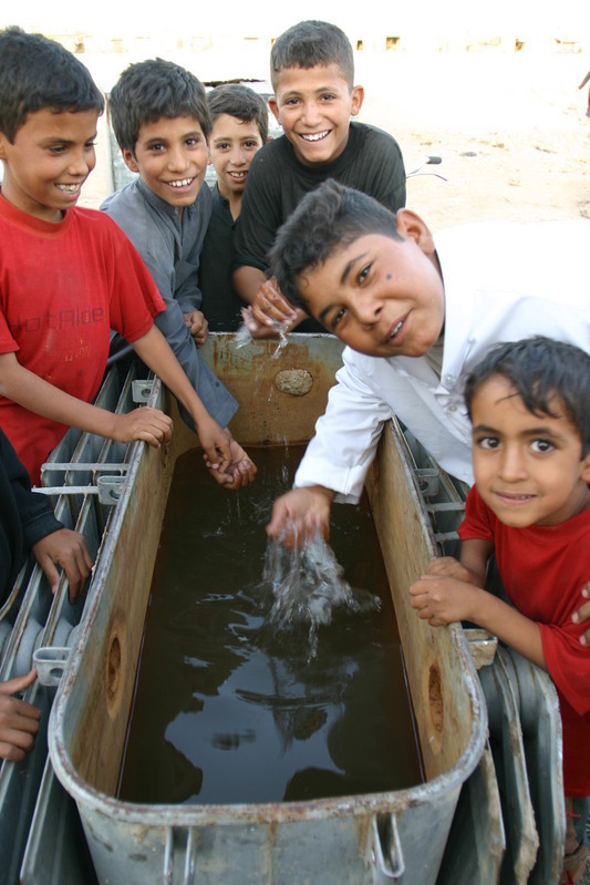 「自衛隊が給水活動している」という村で子ども達が飲んでいた水