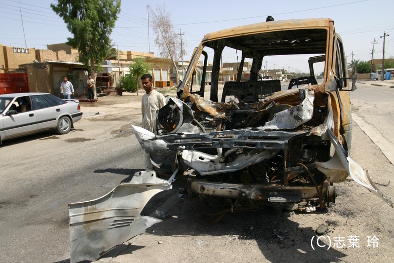 国会質疑で使用されたイラク・ファルージャで米軍に破壊された救急車の写真