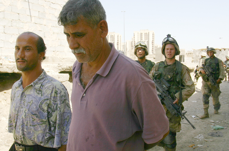 米兵に不当拘束されるバグダッドの住民たちー2004年7月イラクにて撮影