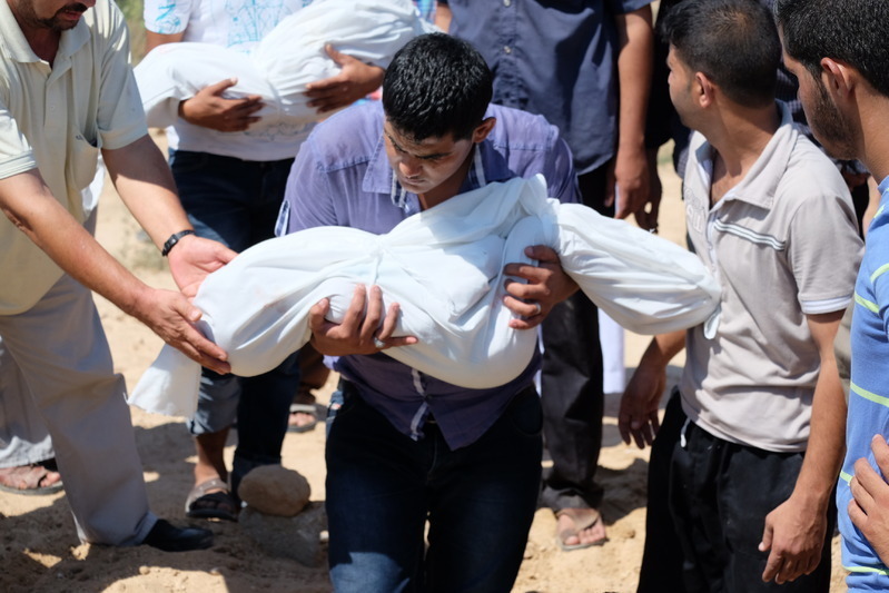 昨夏のガザで筆者撮影。イスラエル軍の空爆で殺されたジャべル一家を埋葬する人々