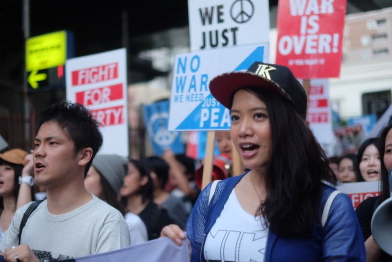 「戦争法案に反対する関西大行動」でデモ行進する人々　撮影：志葉玲