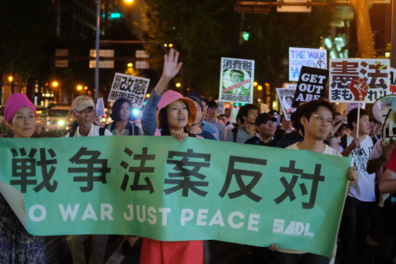 「戦争法案に反対する関西大行動」でデモ行進する人々　撮影：志葉玲