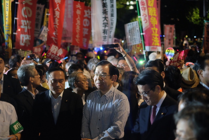 国会前で安保法制に抗議する人々と野党議員ら　撮影：志葉玲