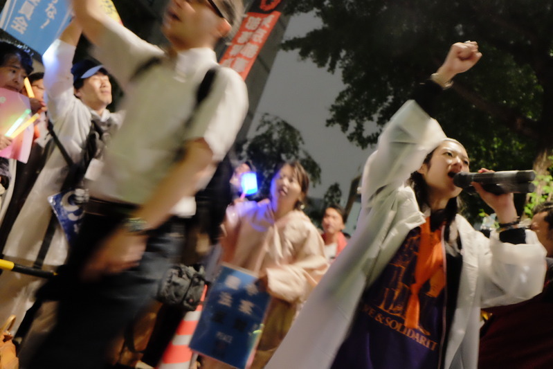 国会の裏側、議員会館前では徹夜での抗議活動も行われた　撮影：志葉玲