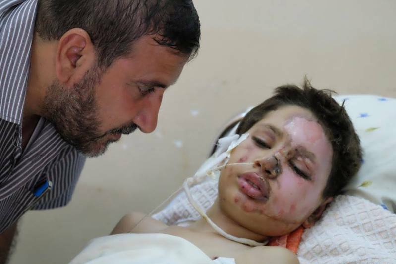 無人機の攻撃で負傷したムハンマドくん（右）と心配そうに覗きこむ父親