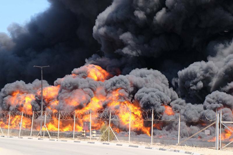 イスラエル軍の爆撃で炎上するガザ唯一の発電所
