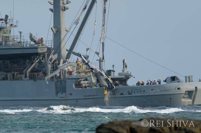 墜落したオスプレイの残骸を回収する米軍のサルベージ船。