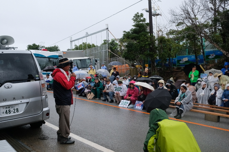 N1ゲート前でのヘリパッド建設反対集会。昨年12月筆者撮影