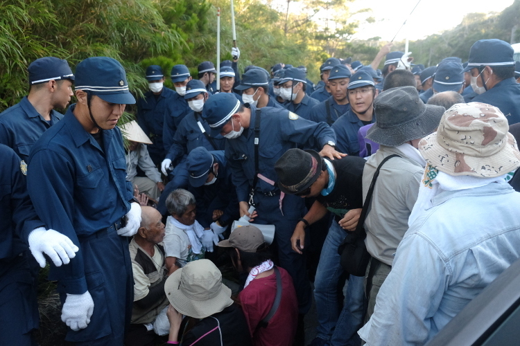 高江での抗議活動参加者らを強制排除する機動隊。抗議活動は非暴力で行われている。