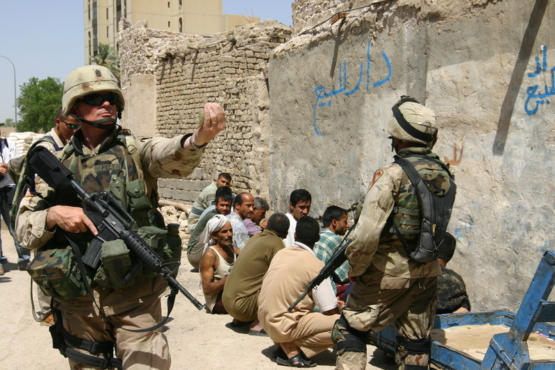 イラク・バグダッドの住民を無差別に拘束していく米兵達　2004年7月筆者撮影