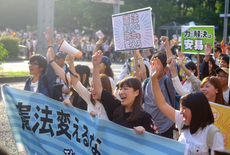 21日に新宿で行われたデモ、若者憲法集会