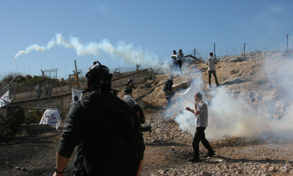 パレスチナ自治区ビリン村で占領に抗議する人々、催涙ガスを撃ち込むイスラエル軍