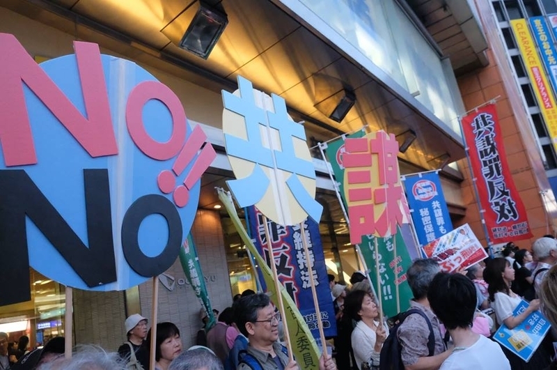 新宿駅で共謀罪反対を訴える人々