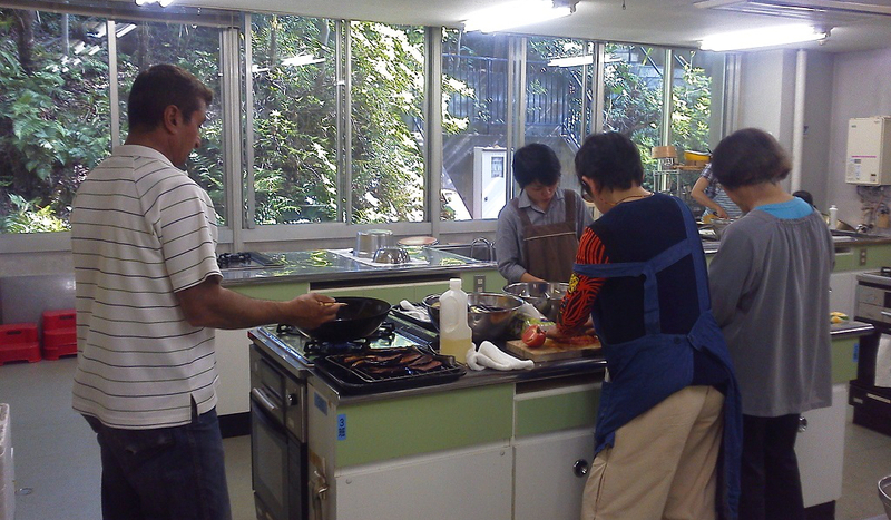 「難民料理教室」で支援者の人々と交流するMさん（左）　クルド人難民Mさんを支援する会提供