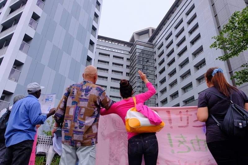 東京入管前で抗議する難民達とその支援者達。　筆者撮影。