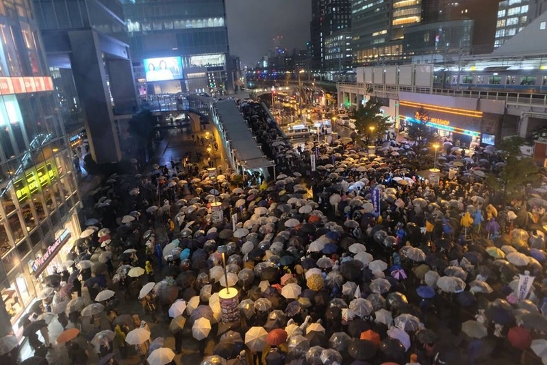 立憲民主党の街頭演説に集まった人々　筆者撮影