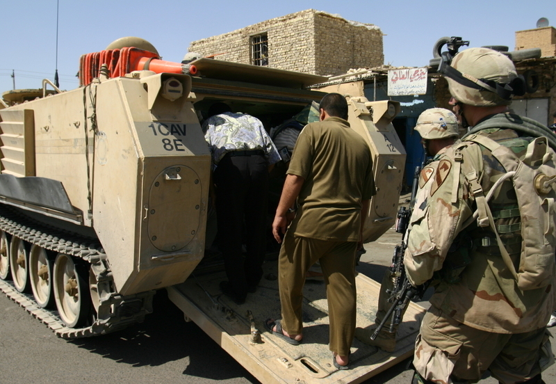 掃討作戦中の米軍兵士。イラク・バグダッドにて撮影（2004年）