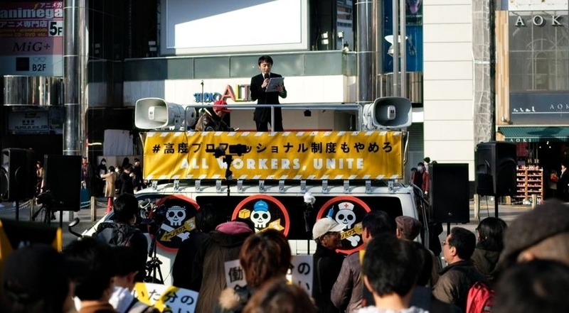 中村弁護士の発言に耳を傾ける聴衆。新宿駅前にて。