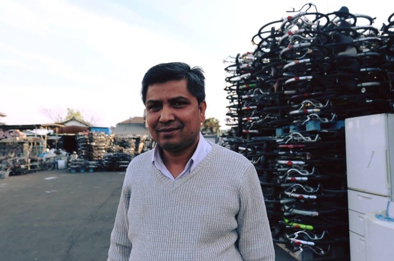 ロヒンギャ難民のゾーミントゥさん。彼が経営するリサイクル業の会社敷地にて