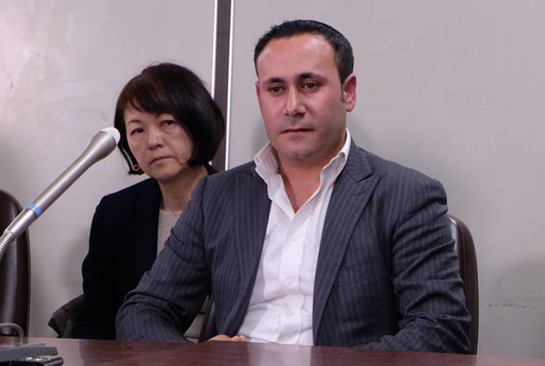 シリア難民のジュディさん(右)。法務省記者クラブでの会見にて