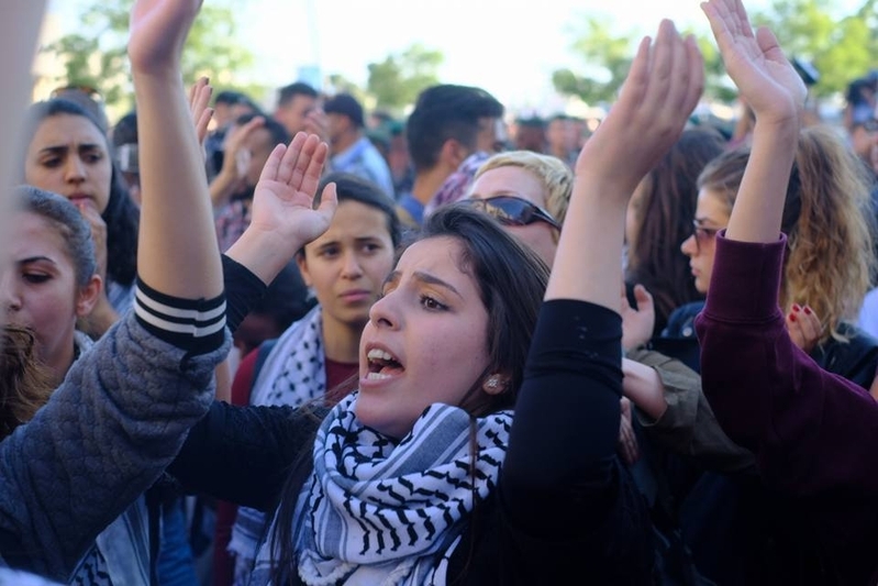 米国大使館の移転に反対する人々。エルサレムにて。