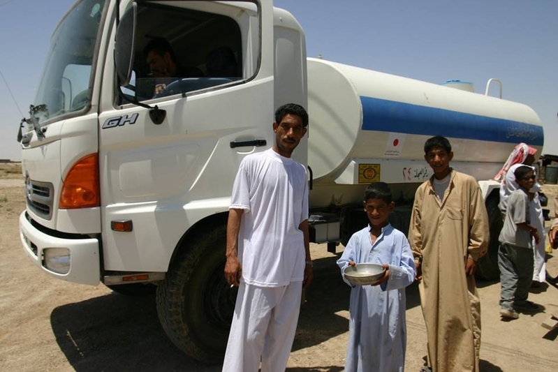 給水車の前で水不足を訴えるサマワ周辺集落の住民。イラク人運転手任せの給水活動はバラつきが大きかった