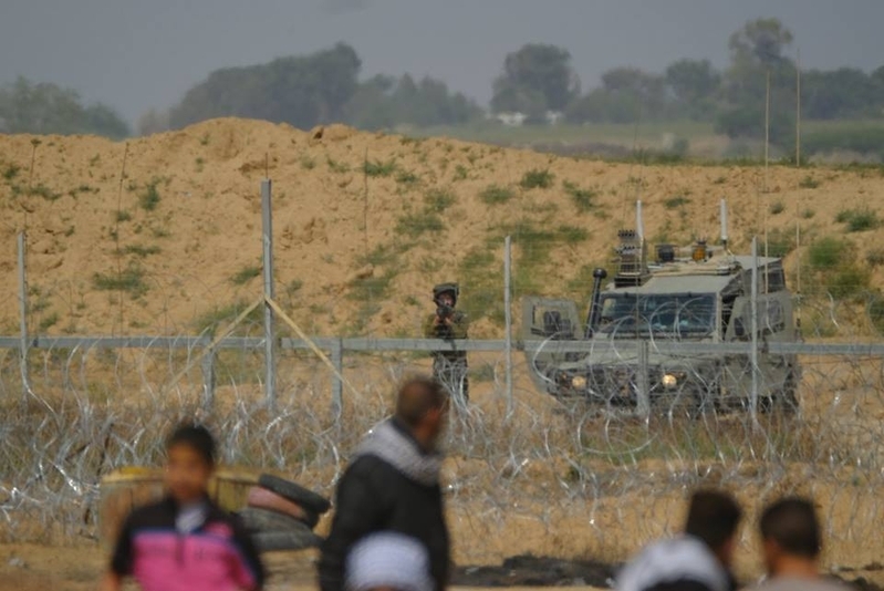 デモ参加者に銃を向けるイスラエル軍の狙撃兵。筆者撮影