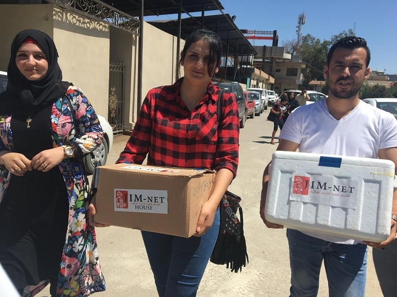 荒廃したイラク北部モスルの病院へ医薬品を運び入れるリームさん（中央）。JIM－NET 提供。