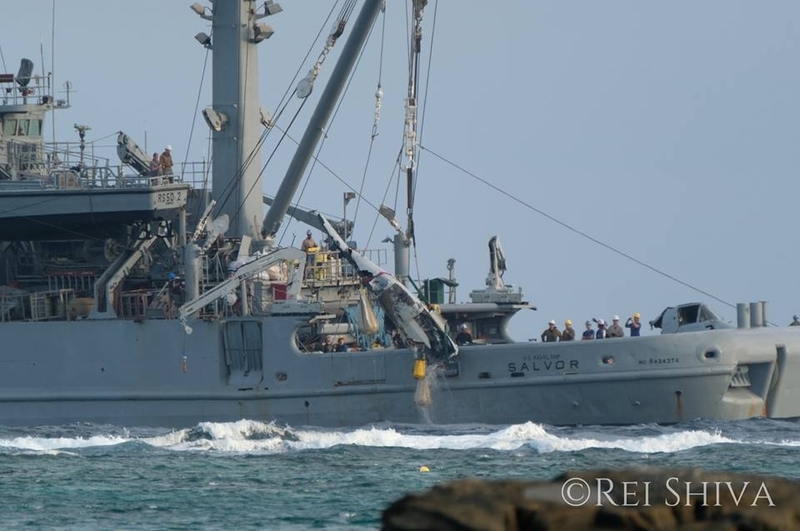 沖縄県名護市沖に墜落したオスプレイを回収する米軍のサルベージ船。沖縄県警は現場検証すらできなかった。筆者撮影
