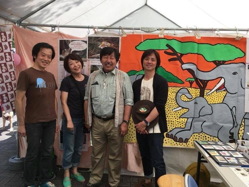 坂元雅行弁護士(写真左) トラ・ゾウ保護基金のフェイスブックページより www.facebook.com/japantigerandelephantfund