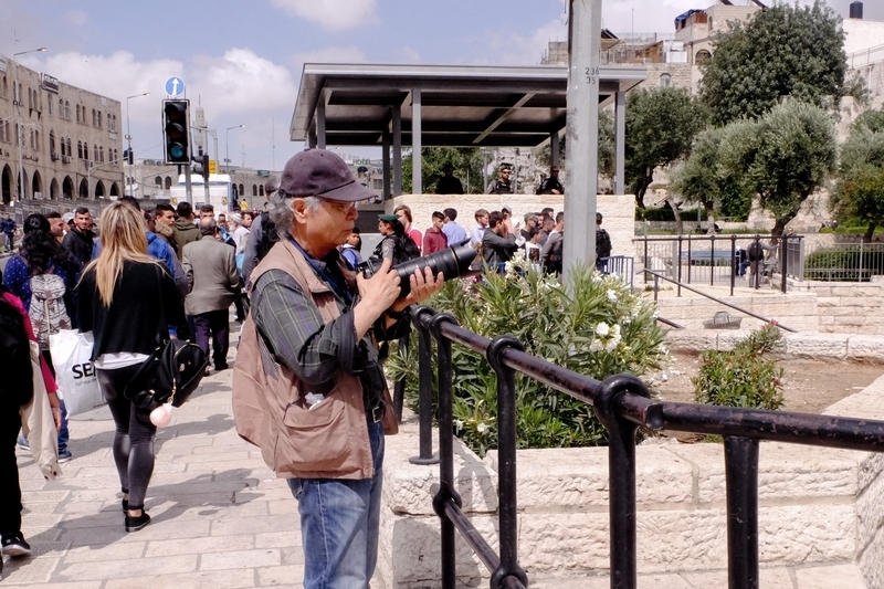 取材中の広河氏。中東エルサレムでバッタリ出会った。筆者撮影。