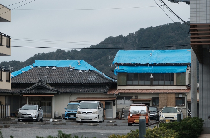鋸南町・保田でも屋根の被害が深刻　雨風を凌ぐブルーシートが必要　筆者撮影
