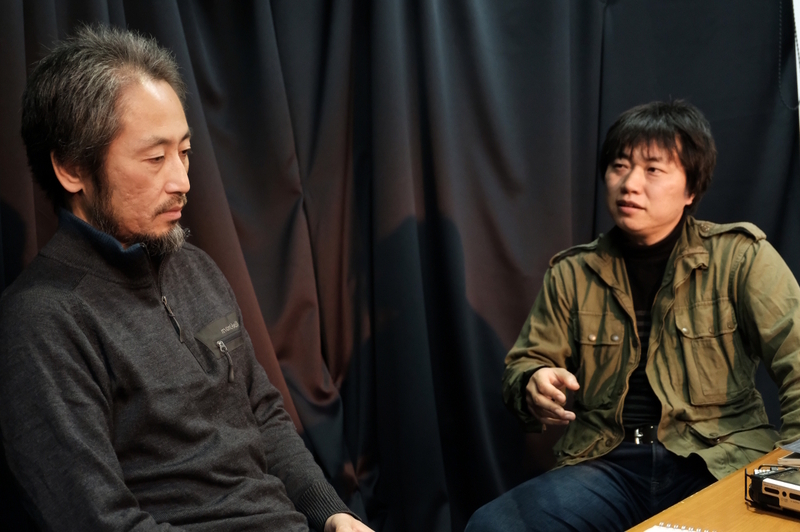 雑誌記事の対談で安田さんと語る筆者（右）　撮影：増山麗奈