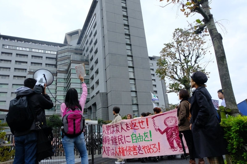 東京入管前で抗議する市民団体SYIメンバー達　筆者撮影